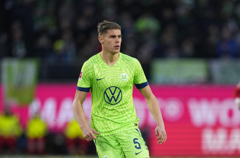 Micky van de Ven during a match for VfL Wolfsburg