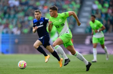 Micky van de Ven runs with the ball